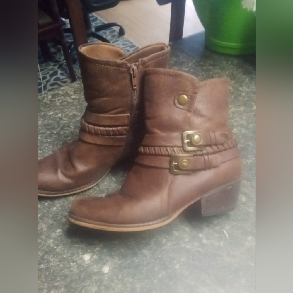 Boots - Picture 2 of 6